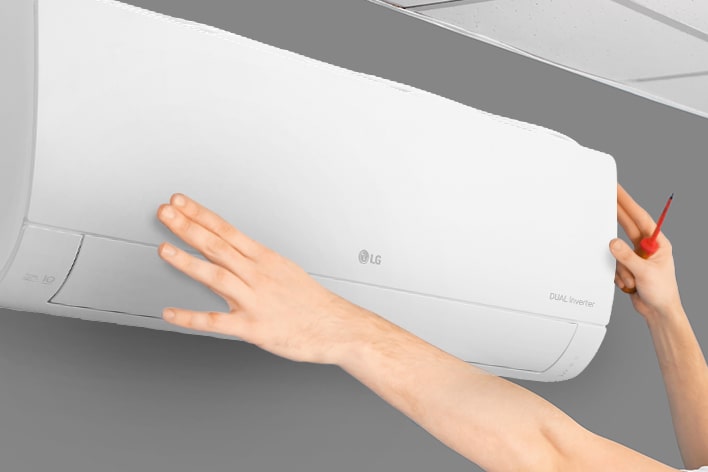 Bočni prikaz klima-uređaja koji se nalazi na zidu. Dvije ruke posežu prema uređaju, a jedna drži alat, čime se pokazuje jednostavnost instalacije.